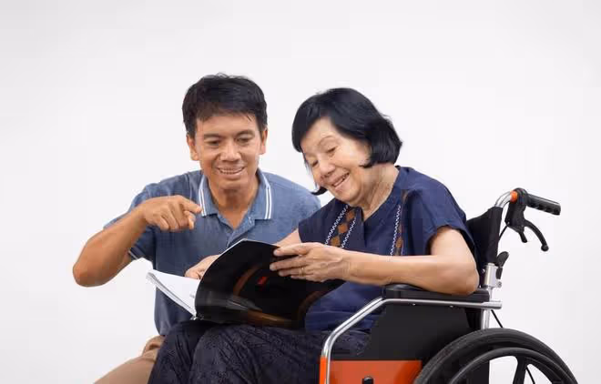 52歲男保姆:月工資7500,但每天要為72歲僱主揉肩搓背,我太難了