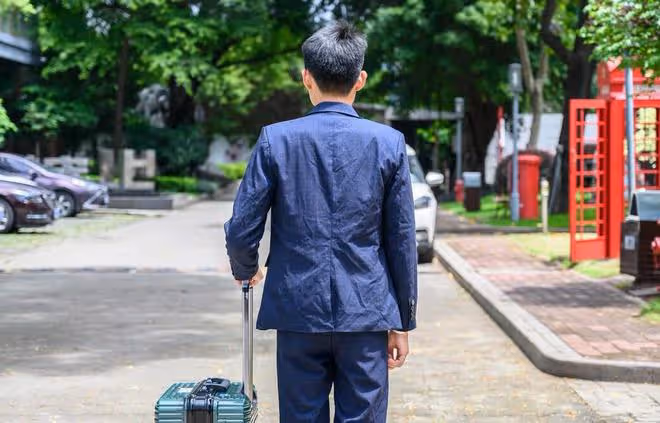 52歲男保姆:月工資7500,但每天要為72歲僱主揉肩搓背,我太難了