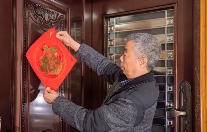 52歲男保姆:月工資7500,但每天要為72歲僱主揉肩搓背,我太難了
