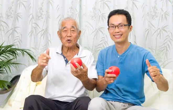 52歲男保姆:月工資7500,但每天要為72歲僱主揉肩搓背,我太難了