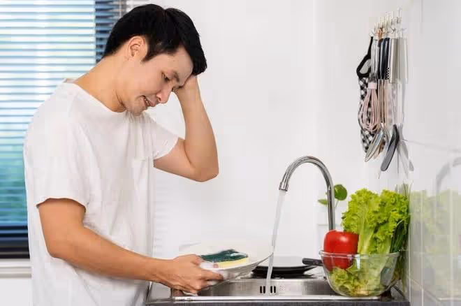 52歲男保姆:月工資7500,但每天要為72歲僱主揉肩搓背,我太難了