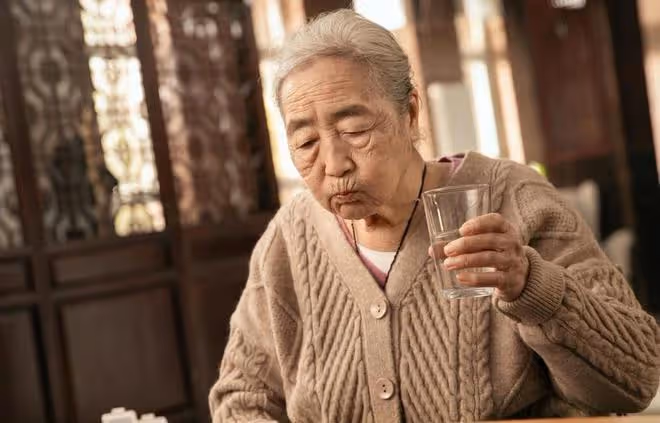43歲阿姨:給78歲老人當住家保姆,對方待我如家人,可我卻想辭職