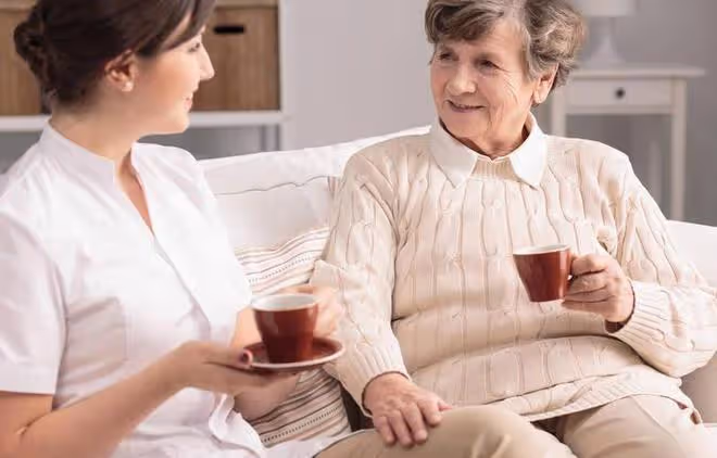 43歲阿姨:給78歲老人當住家保姆,對方待我如家人,可我卻想辭職