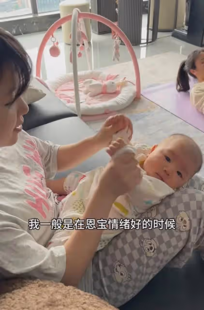 00後女大學生做保姆,月薪15000上班帶娃好玩有趣,網友:太羨慕