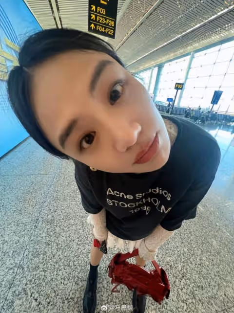 馬思純回應復胖後又自黑，懟臉俯拍秀細腿：頭大時身子自然就瘦了
