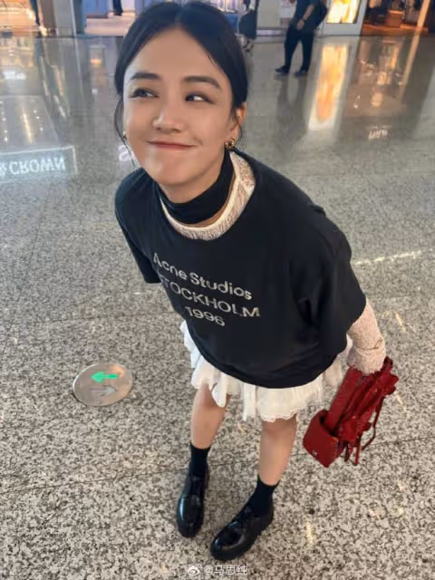 馬思純回應復胖後又自黑，懟臉俯拍秀細腿：頭大時身子自然就瘦了
