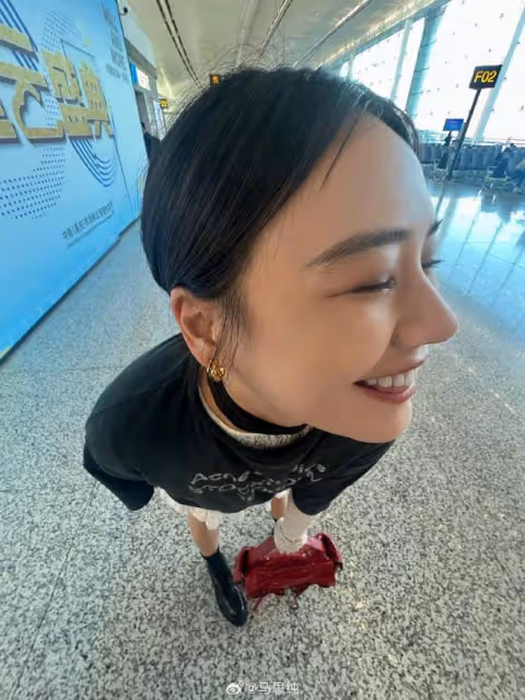 馬思純回應復胖後又自黑，懟臉俯拍秀細腿：頭大時身子自然就瘦了