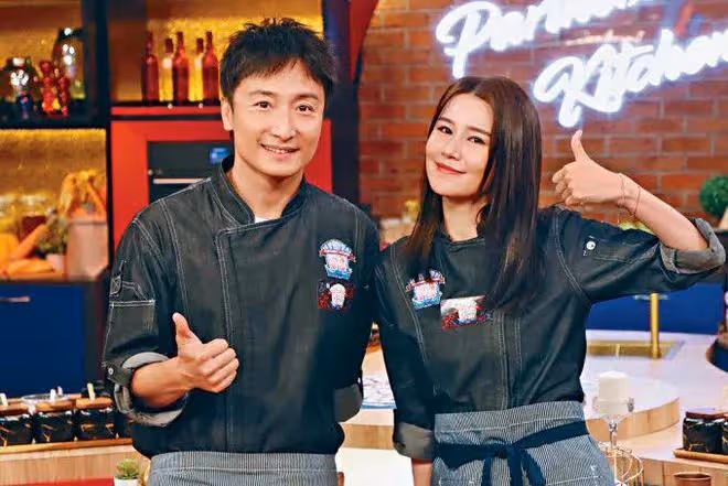 知名港星相隔18年再做美食節目主持，TVB花旦爆餅印妹妹為他打工