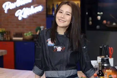 知名港星相隔18年再做美食節目主持，TVB花旦爆餅印妹妹為他打工