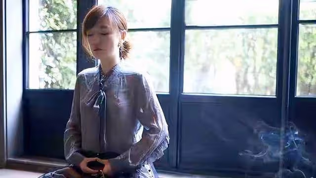 胡歌「千挑萬選」的老婆，只是個小助理，她究竟有何可取之處