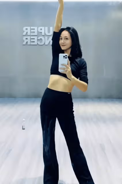 朱丹帶娃回娘家摘豆子,素顏像周一圍,6歲女兒跟外婆幹活很勤快