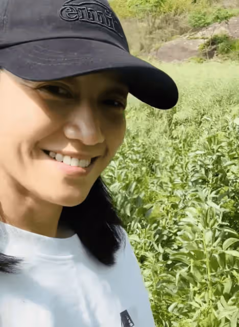 朱丹帶娃回娘家摘豆子,素顏像周一圍,6歲女兒跟外婆幹活很勤快