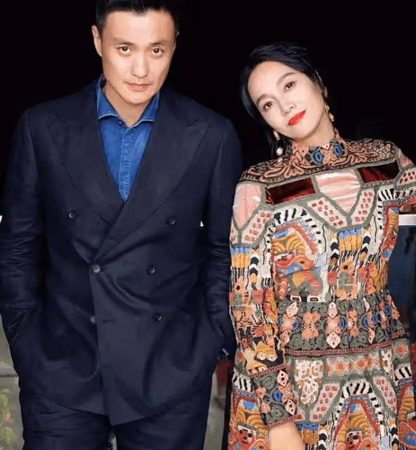 朱丹帶娃回娘家摘豆子,素顏像周一圍,6歲女兒跟外婆幹活很勤快