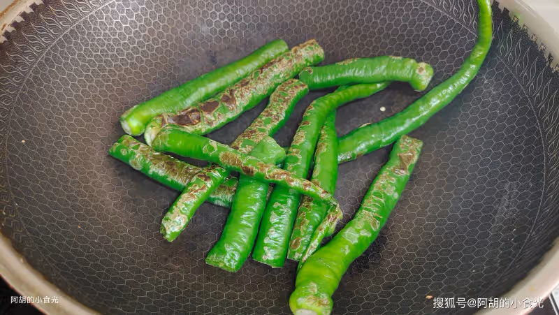 豆腐和它天生一對,花小錢吃大美味!一燉一拌香滿屋,一口軟嫩、滿口好食慾