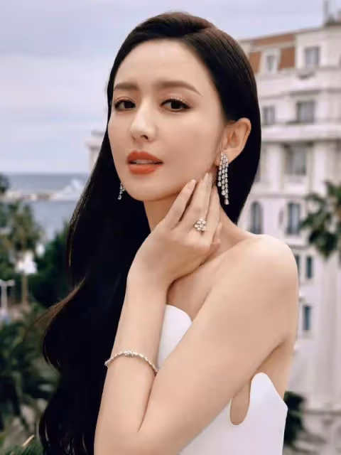 新疆女星佟麗婭紅毯寫真！雪膚玉貌美得讓人窒息