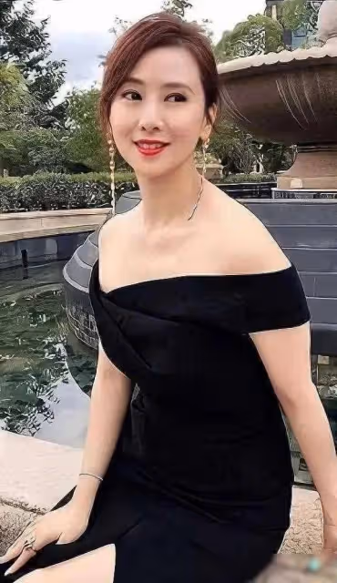 曾經的風月片」女王,55歲翁虹穿透視裝,這誰頂得住啊?