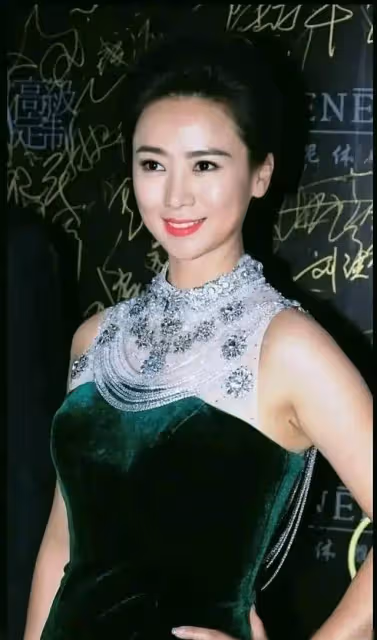 曾經的風月片」女王,55歲翁虹穿透視裝,這誰頂得住啊?