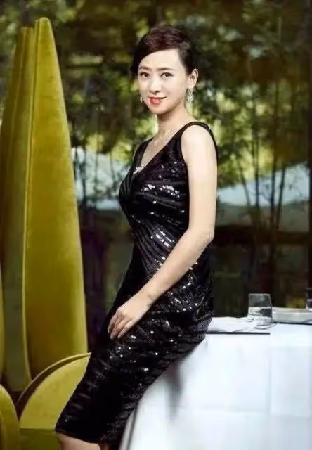 曾經的風月片」女王,55歲翁虹穿透視裝,這誰頂得住啊?