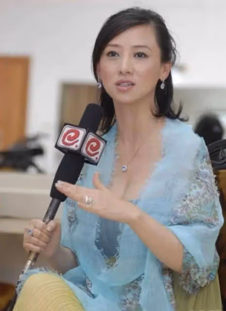 曾經的風月片」女王,55歲翁虹穿透視裝,這誰頂得住啊?