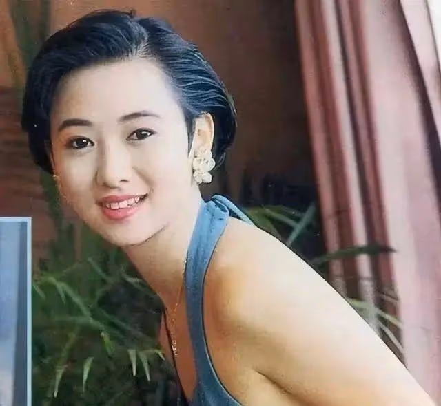 曾經的風月片」女王,55歲翁虹穿透視裝,這誰頂得住啊?