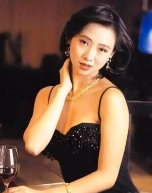 曾經的風月片」女王,55歲翁虹穿透視裝,這誰頂得住啊?