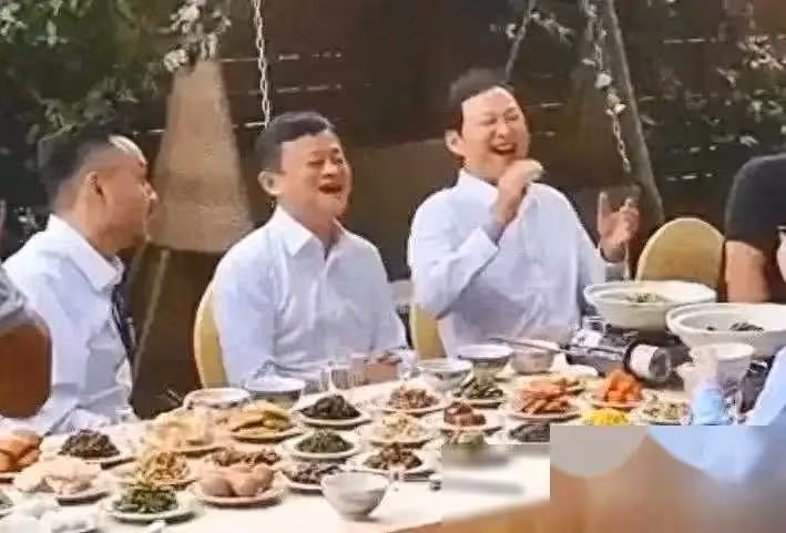 馬雲豪宅家宴現驚人變化!昔日巨頭身材走樣,面容滄桑,汪涵的笑容揭示一切