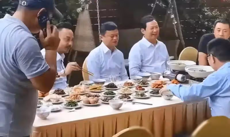 馬雲豪宅家宴現驚人變化!昔日巨頭身材走樣,面容滄桑,汪涵的笑容揭示一切