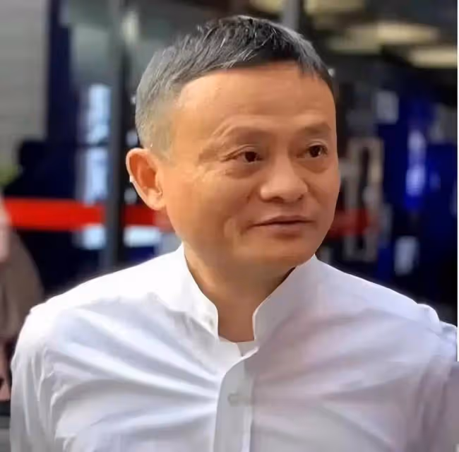 馬雲豪宅家宴現驚人變化!昔日巨頭身材走樣,面容滄桑,汪涵的笑容揭示一切