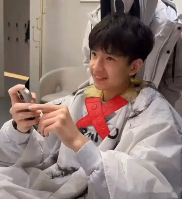 44歲董潔曬生日合照,法令紋明顯,15歲頂頂搞怪不斷,長相隨爸爸