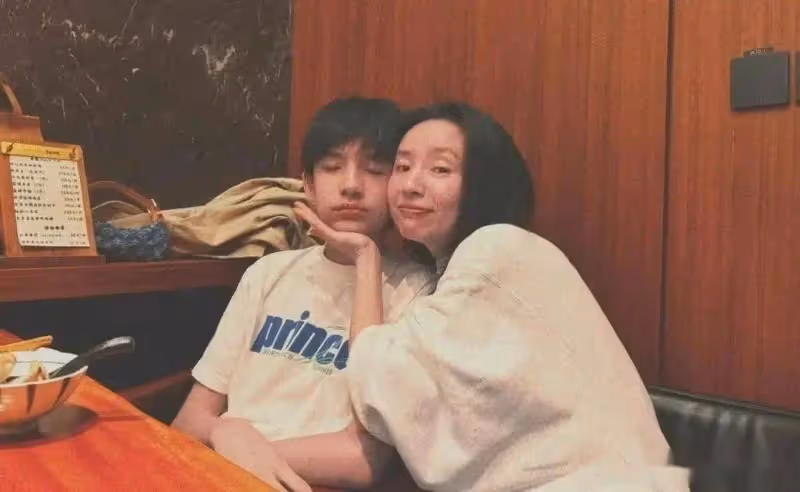 44歲董潔曬生日合照,法令紋明顯,15歲頂頂搞怪不斷,長相隨爸爸