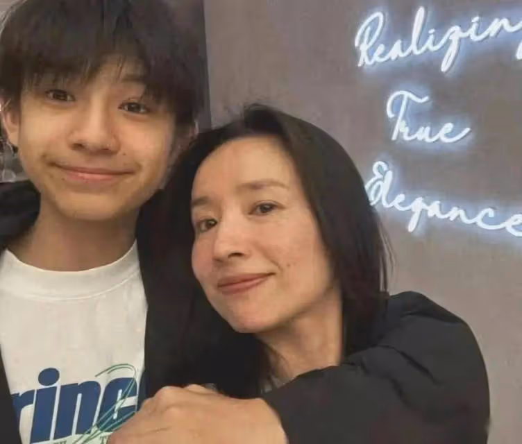 44歲董潔曬生日合照,法令紋明顯,15歲頂頂搞怪不斷,長相隨爸爸
