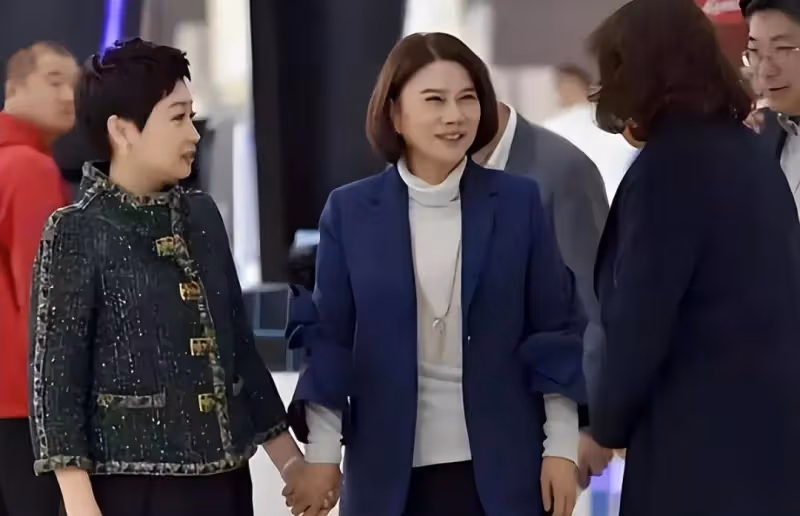 看了董明珠,再看璩靜,我發現:強勢精明的女人,都有這4個特徵