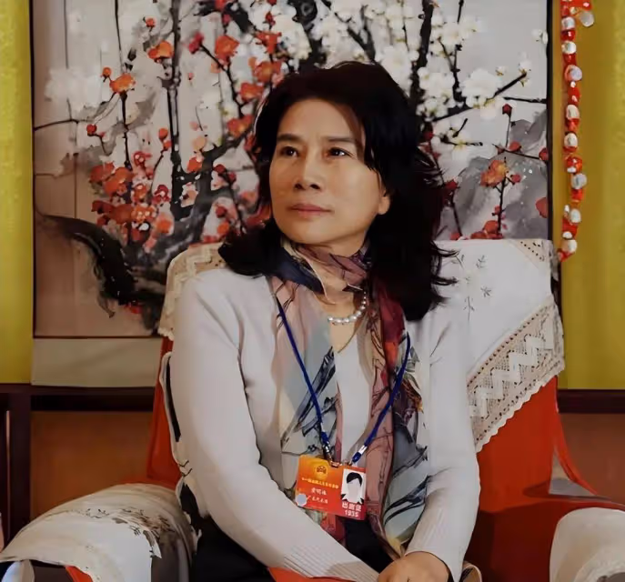 看了董明珠,再看璩靜,我發現:強勢精明的女人,都有這4個特徵