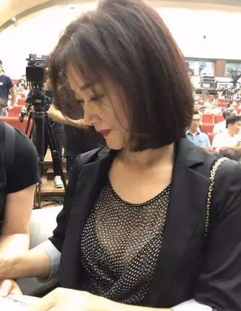 年近60歲的宋祖英穿著大膽,淡墨草書瀟灑奔放,才藝附體更加迷人