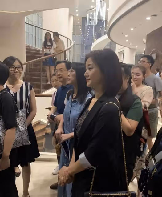 年近60歲的宋祖英穿著大膽,淡墨草書瀟灑奔放,才藝附體更加迷人
