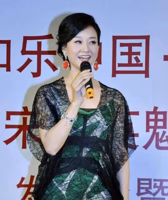 年近60歲的宋祖英穿著大膽,淡墨草書瀟灑奔放,才藝附體更加迷人