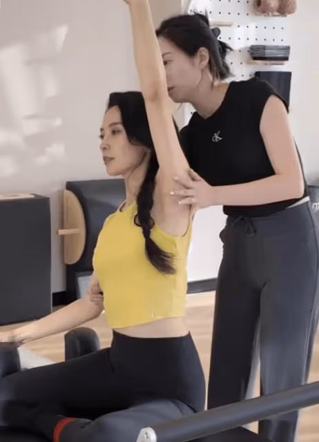 汪峰被第五任女友李巧迷倒,看完她練普拉提的美照,瞬間秒懂了!