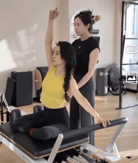 汪峰被第五任女友李巧迷倒,看完她練普拉提的美照,瞬間秒懂了!