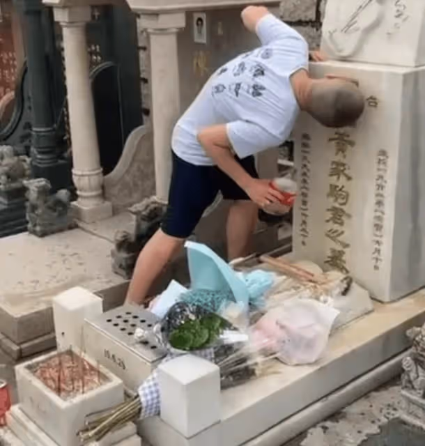 突發！黃家駒墓碑今早被毀！曾有前科對著TVB女星畫像猥褻