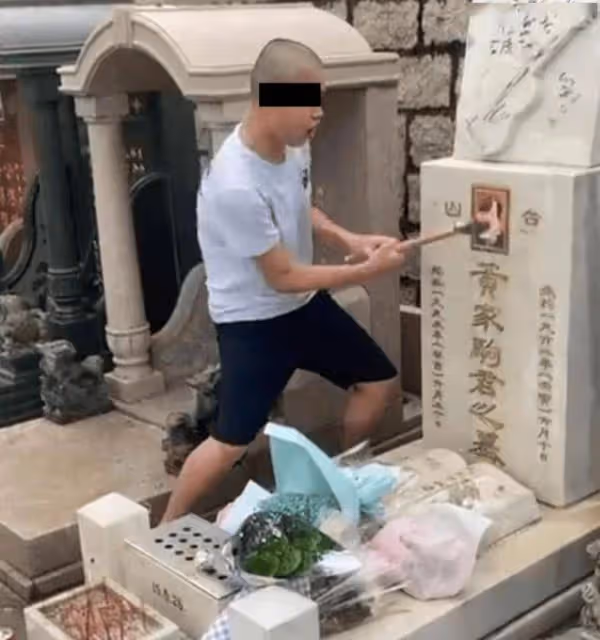 突發！黃家駒墓碑今早被毀！曾有前科對著TVB女星畫像猥褻