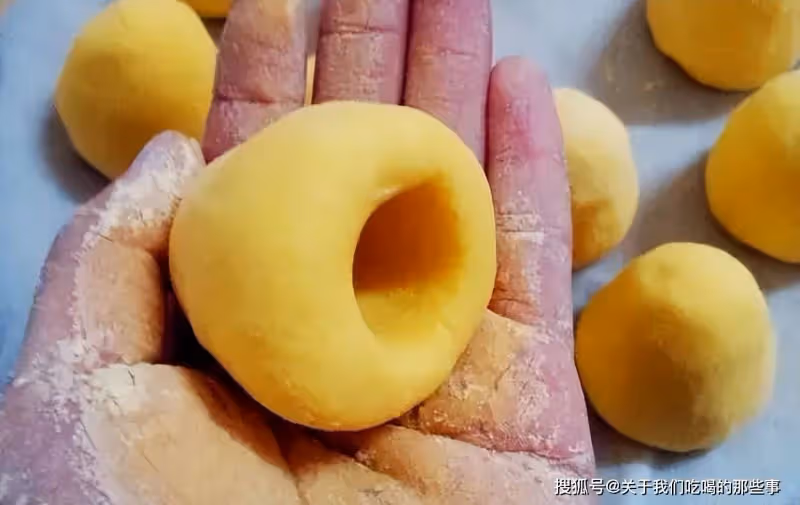 窩窩頭怎麼做好吃?掌握2個技巧,窩頭口感筋道,放涼了也不硬