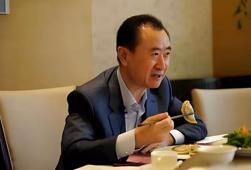 王健林再迎壞消息，被強執1.38億！老王近照暴瘦不已惹人心疼！