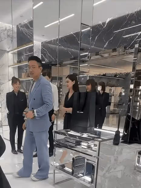 汪小菲未婚妻是懂得怎麼氣大S的，大把花錢名包在手，幸福我有你沒有