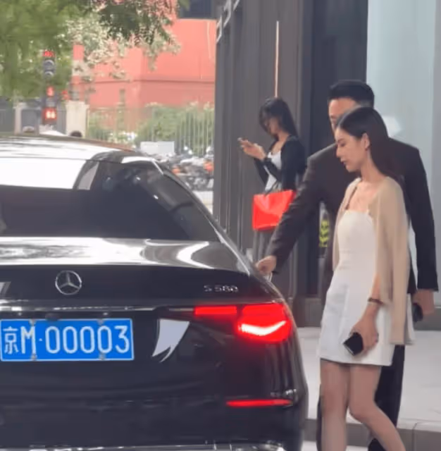 汪小菲未婚妻是懂得怎麼氣大S的，大把花錢名包在手，幸福我有你沒有