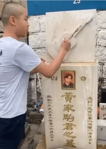 震驚！黃家駒墓碑遭破壞！被鐵錘砸、被汽水澆，破壞者身份曝光已被抓