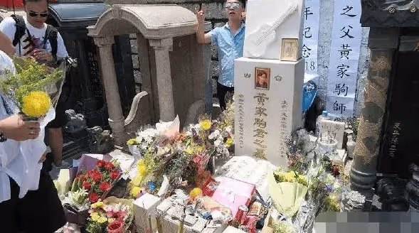 震驚！黃家駒墓碑遭破壞！被鐵錘砸、被汽水澆，破壞者身份曝光已被抓