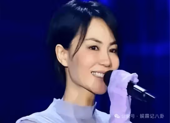 為情所困!王菲獨自遊玩被拍到,56歲瘦得只剩骨架,頭也有點禿
