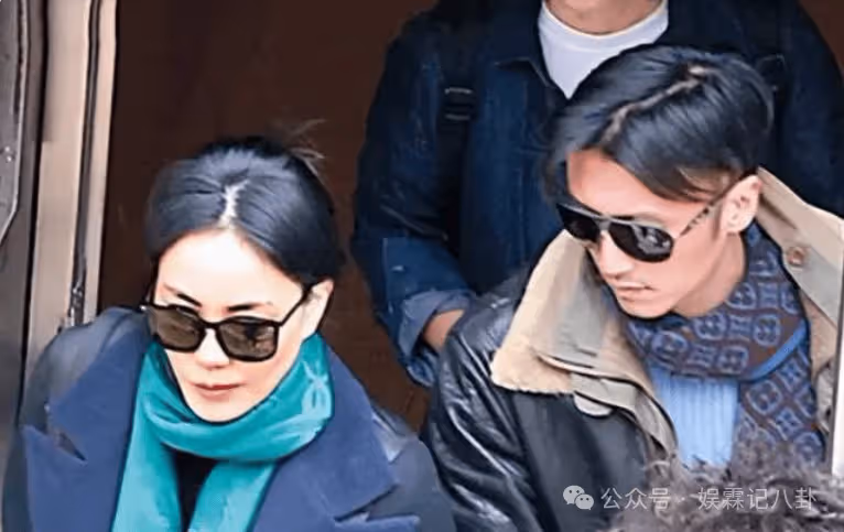 為情所困!王菲獨自遊玩被拍到,56歲瘦得只剩骨架,頭也有點禿