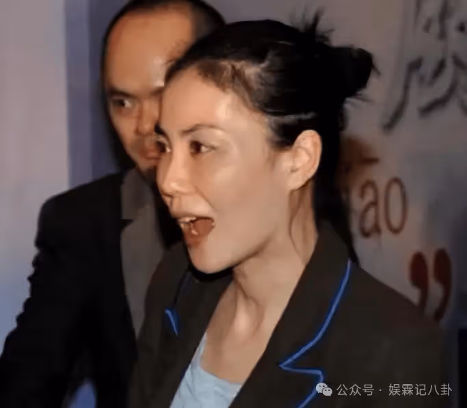 為情所困!王菲獨自遊玩被拍到,56歲瘦得只剩骨架,頭也有點禿