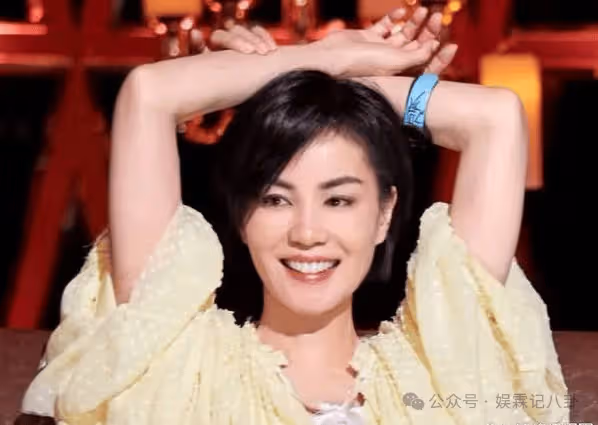 為情所困!王菲獨自遊玩被拍到,56歲瘦得只剩骨架,頭也有點禿